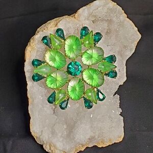 Spectacular Prong Set Brooch